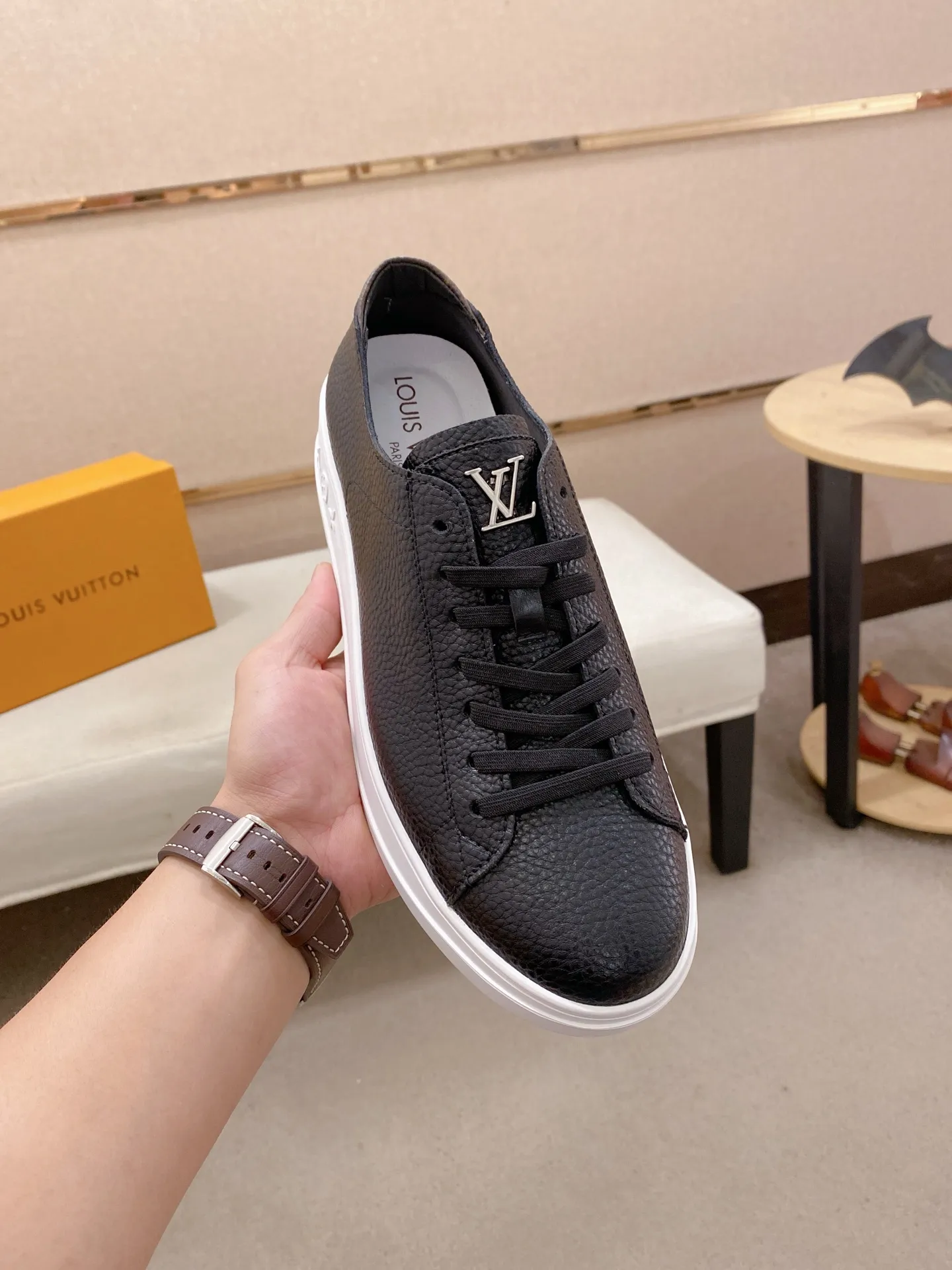 Men's shoes💰 440💰louis vuitton (Louis Vuitton/lv) top 🔍🔍 new models are on sale at the same time at the counter. The upper 🇮🇹 is imported from Italy first-layer cowhide, and the lining is fully imported sheepskin 💪💪, completely 1⃣️ to 1 ⃣️Re-engraved🇮🇹💪💪, ⚠Sole: The original sole is specially provided by the original factory, the exclusive movable molded sole is super comfortable, ⚠The original factory follows the order, 🔍🔍high quality, you can enter and exit the counter at will, welcome to compare⚠. Code number:38-44